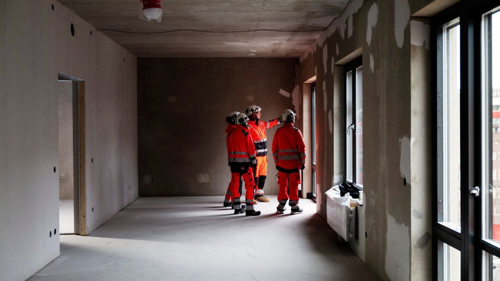 En grupp människor inspekterar ett pågående bygge.